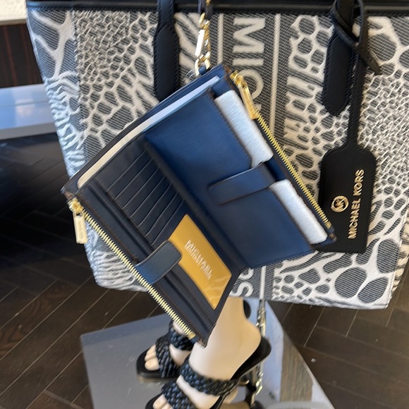 MICHAEL KORS LARGE DOUBLE ZIP WRISTLET WALLET PHONE CASE
Navy
NWT - Picture 13 of 16